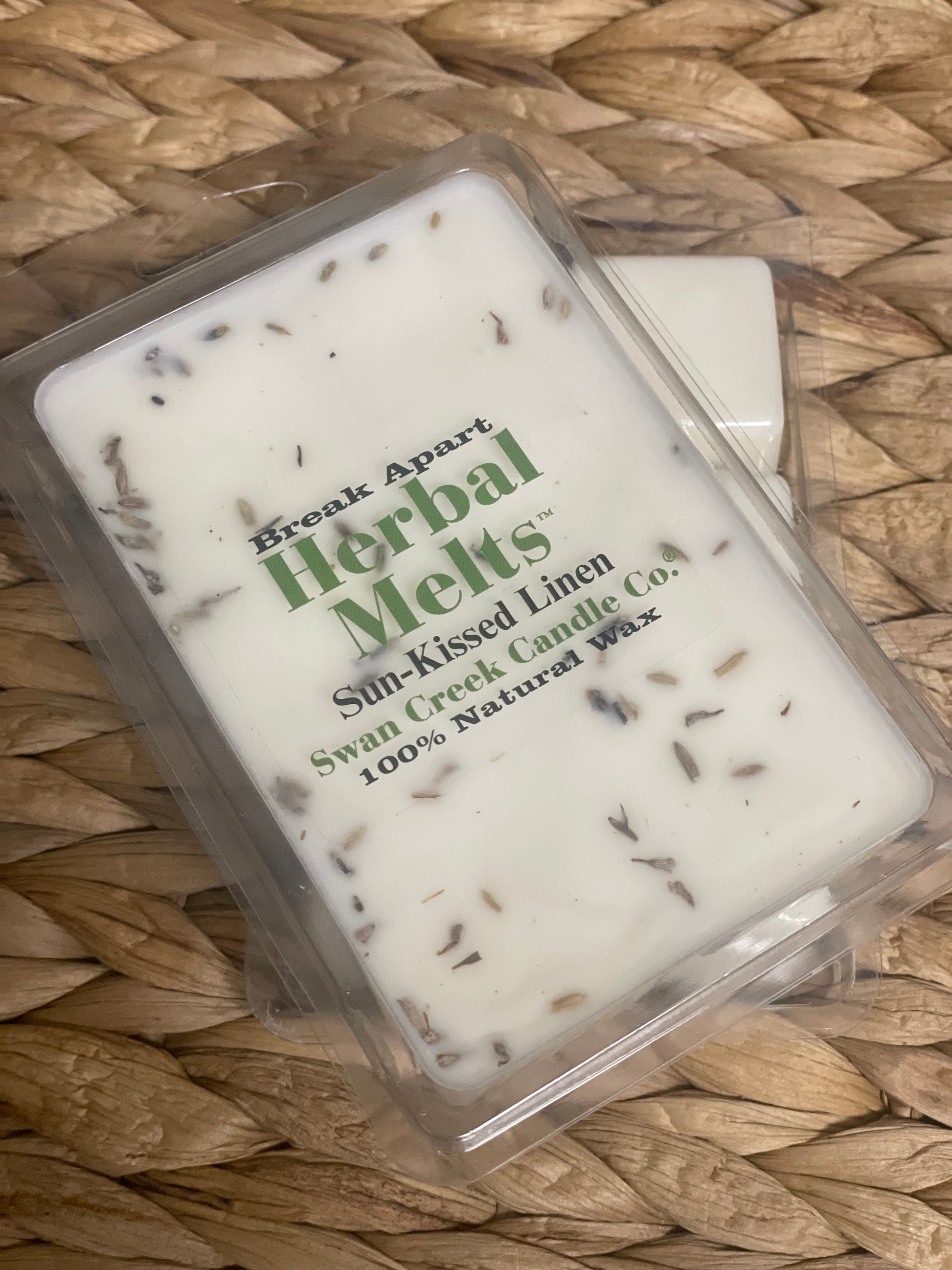 Swan Creek Herbal Melts Sun-Kissed Linen scented wax cubes. White break-apart candle melts with herbal accents for a fresh linen scent.