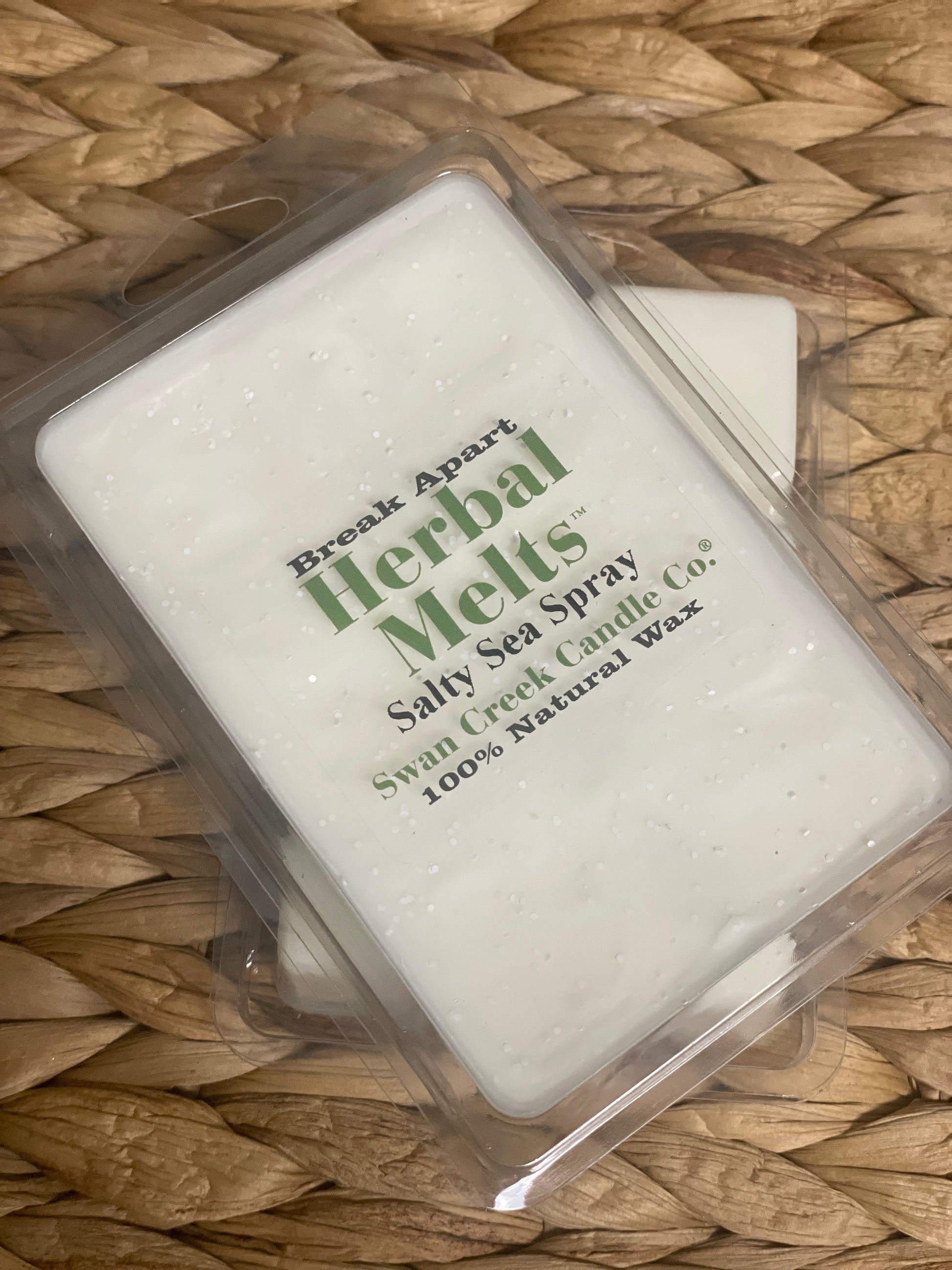Swan Creek Herbal Melts Salty Sea Spray scented wax cubes. White break-apart candle melts with a fresh ocean-inspired fragrance.